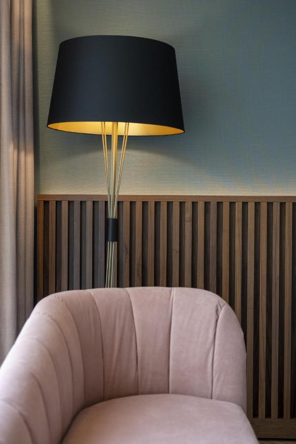 Renaissance Porto Lapa Hotel Extérieur photo A floor lamp