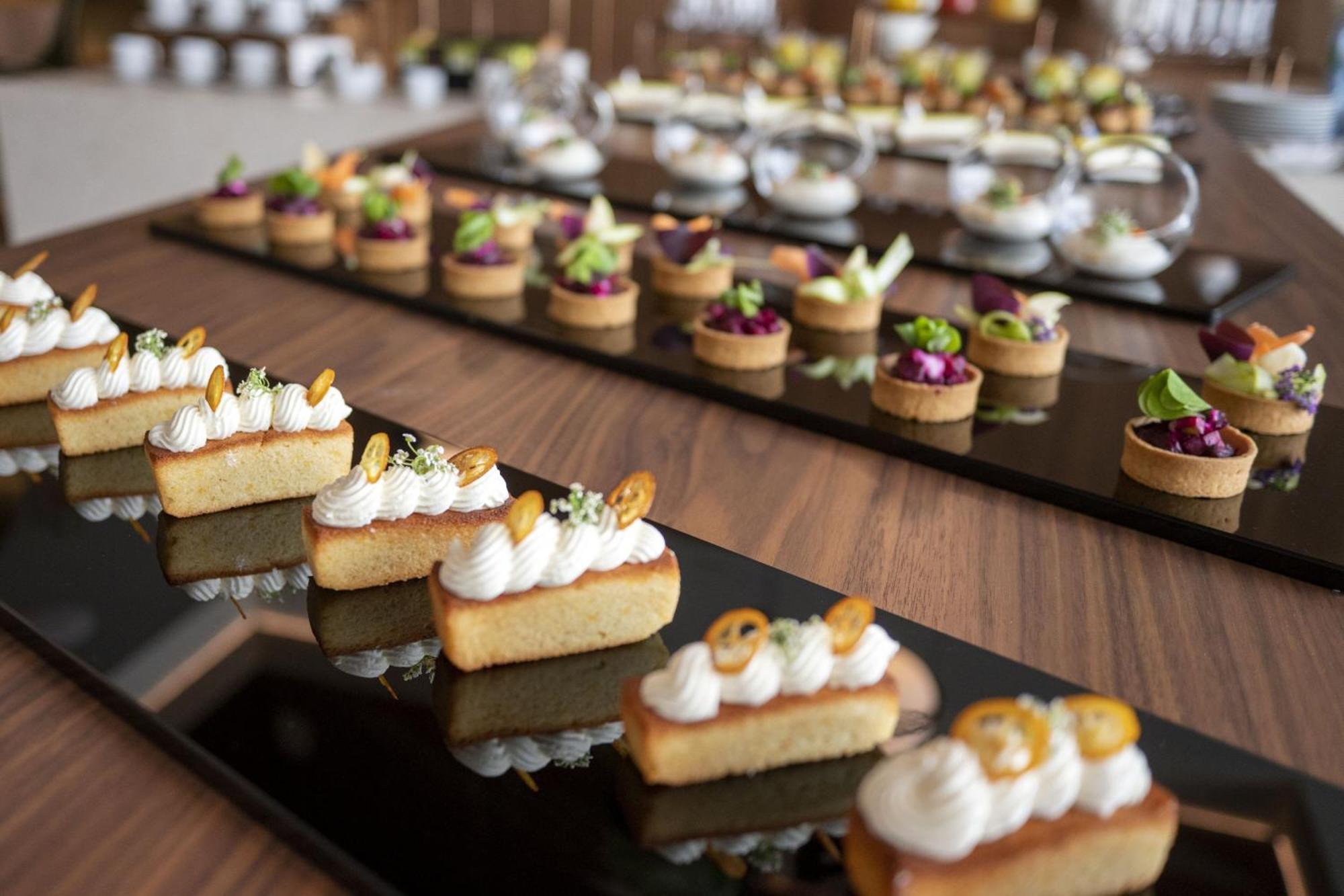 Renaissance Porto Lapa Hotel Extérieur photo A selection of desserts